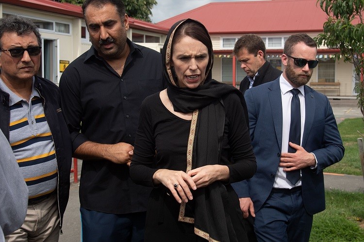رئيسة وزراء نيوزيلندا تتحجّب احتراما لضحايا المسجدين