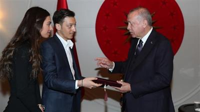 مسعود أوزيل وملكة جمال تركيا السابقة يُسلِّمان أردوغان دعوة لحضور زفافهما