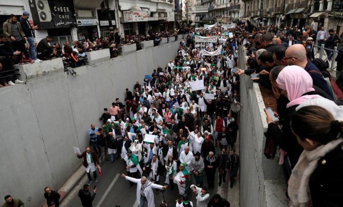 احتجاجات عارمة في الجزائر بعد يوم من تمسك بوتفليقه بخطته 