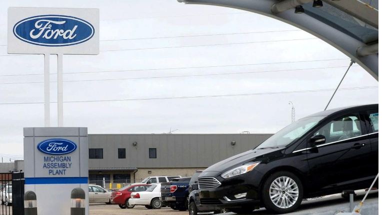 ترامب سعيد بإعلان «فورد» بتشييد مصنع للمركبات الذاتية القيادة في ميشيغان