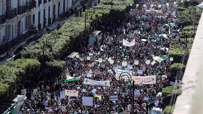 آلاف المحتجين يتظاهرون وسط الجزائر العاصمة