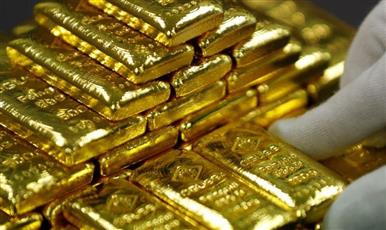 الذهب يرتفع مع تراجع الدولار بعد بيانات أمريكية ضعيفة