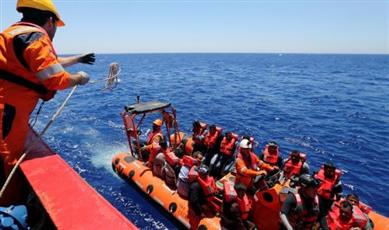 ليبيا: إنقاذ 290 مهاجرًا قبالة ساحل طرابلس الشرقي