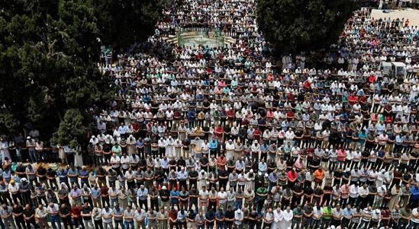100 ألف مصلٍ أدوا صلاة الجمعة الثالثة من رمضان في رحاب «الأقصى»