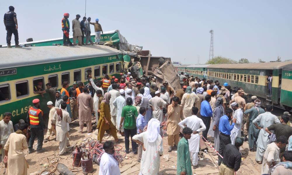 مقتل 11 شخصا وإصابة العشرات إثر تصادم قطارين في باكستان