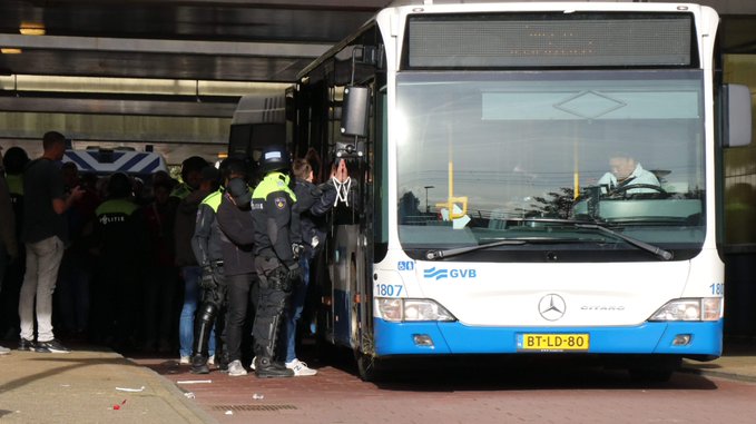 شرطة أمستردام تعتقل أكثر من 300 مشجع لنادي ليل الفرنسي