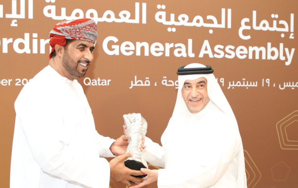  قطر تتسلم كأس الخليج من عمان