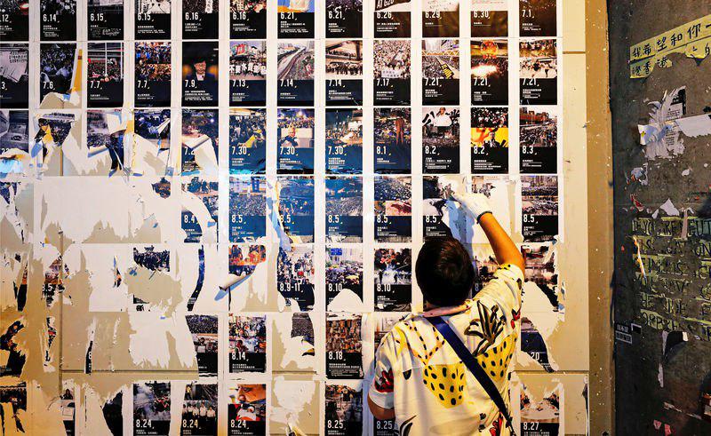 إزالة ملصقات تطالب بالديمقراطية من شوارع هونغ كونغ.. 