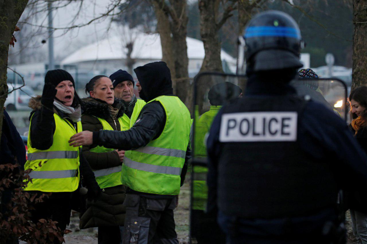 فرنسا: اعتقال 65 شخصا في تظاهرات السترات الصفراء.. 