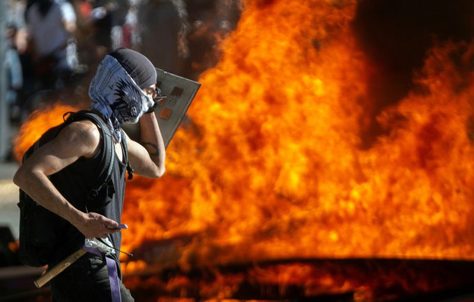 رئيس تشيلي يدافع عن الشرطة المتهمة بارتكاب إساءات بحق المتظاهرين