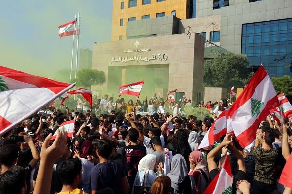 آلاف التلاميذ يغيبون عن صفوفهم لمواصلة التظاهرات في لبنان