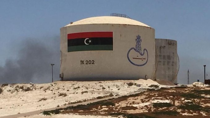 "النفط الليبية" تعزز الطاقة الإنتاجية لحقل النافورة النفطي