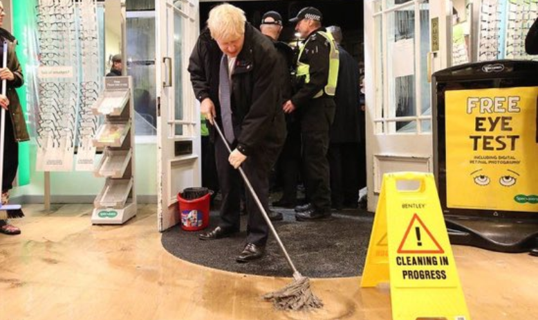 رئيس وزراء بريطانيا يشارك في تنظيف المدن المتضررة من الأمطار