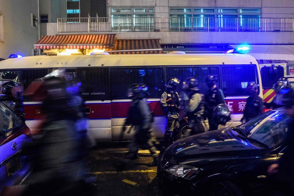 شرطة هونغ كونغ تطلق النار على محتجين وسط انتشار الفوضى