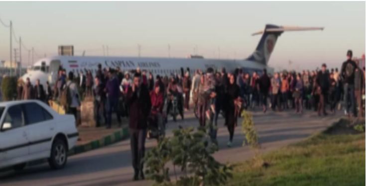 طائرة إيرانية على متنها 130 راكبا تخرج عن مسارها وتهبط في الشارع