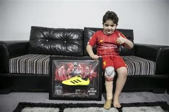 هدية «خاصة» من محمد صلاح لطفل «سوري» فقد ساقه في الحرب