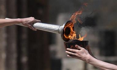 تسليم الشعلة الأولمبية في أثينا بلا جمهور