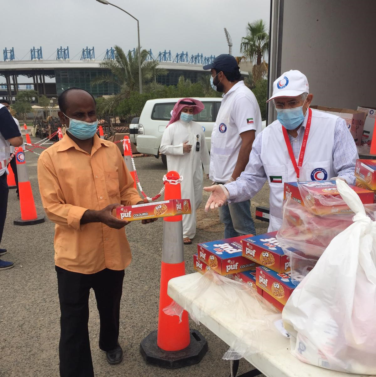 «الهلال الأحمر» توزع 3 آلاف سلة غذائية على عمال جامعة الكويت و«التطبيقي»