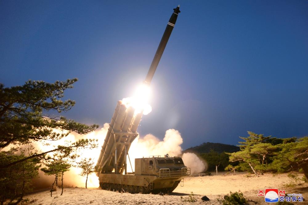 كوريا الشمالية تختبر بنجاح قاذفات صواريخ متعددة الفوهات