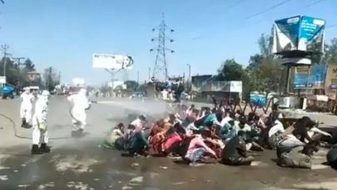 فيروس كورونا: عمال مهاجرون في الهند غاضبون بعد رشهم بالمعقمات