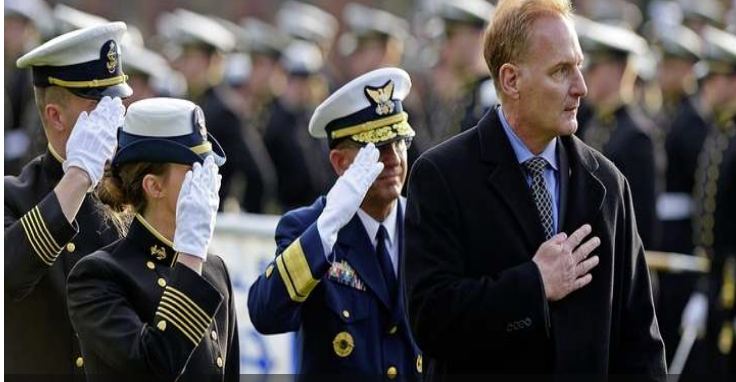 وزير البحرية الأمريكية بالوكالة يستقيل عقب تفشي كورونا على متن حاملة الطائرات روزفلت