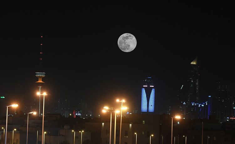 بعد المطر والبرق.. «القمر العملاق» أضاء سماء الكويت