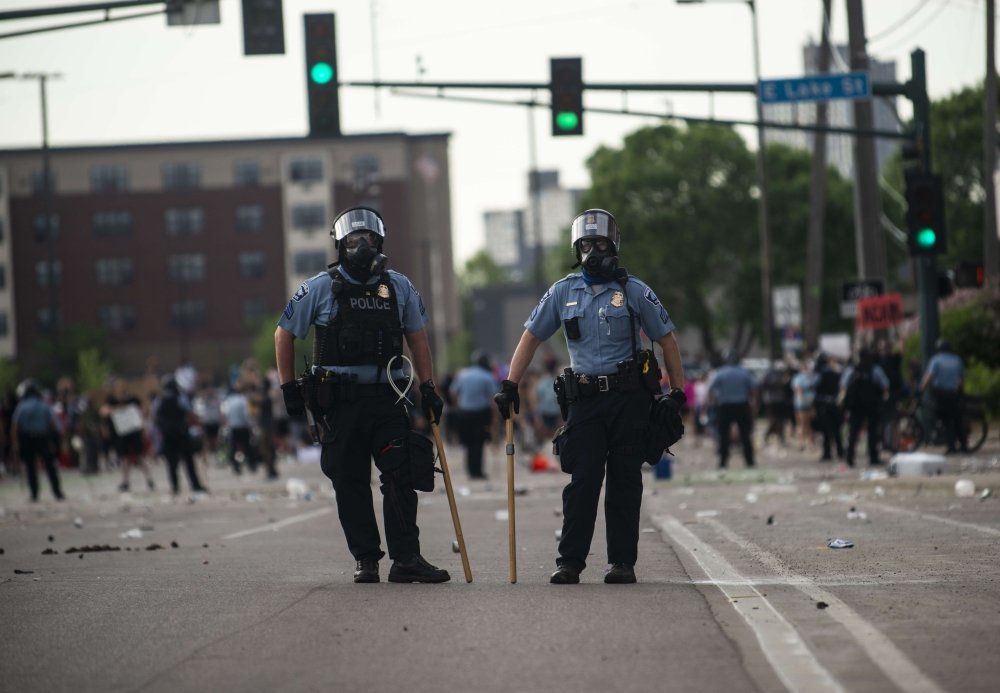 صدامات جديدة وتظاهرات بعد مقتل أميركي أسود بيد الشرطة في الولايات المتحدة