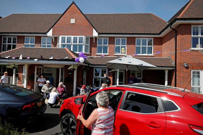 دار للمسنين في بريطانيا تنظم زيارات آمنة «من السيارة»