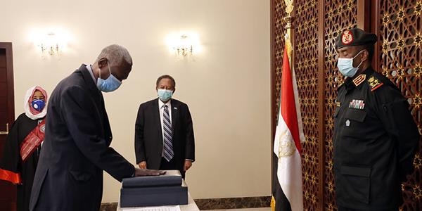 اللواء ركن ياسين إبراهيم ياسين وزيرا للدفاع السوداني