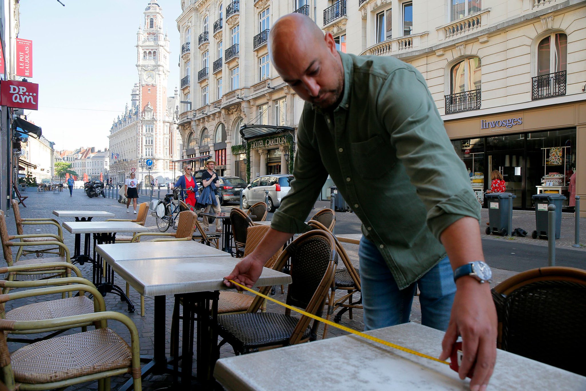 كورونا تجبر مقاهي باريس على مد طاولاتها على الأرصفة