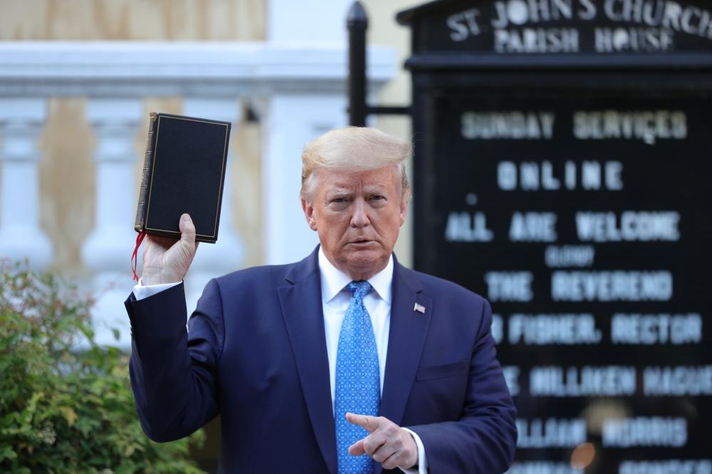 زعماء بروتستانت وكاثوليك ينتقدون ترامب لرفعه الإنجيل