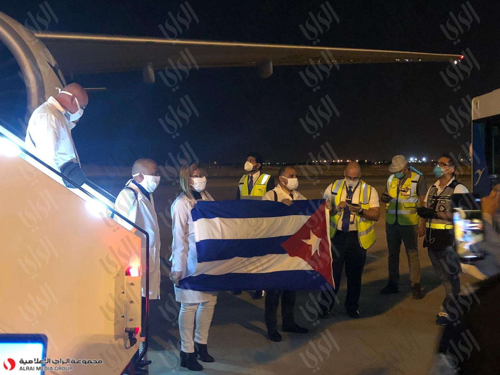 وصول 300 طبيب وممرض من كوبا إلى البلاد