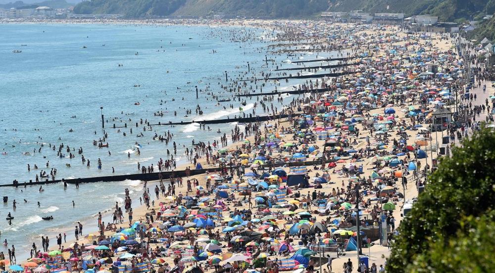 حشود تغزو شواطئ بريطانية في خضم أزمة كورونا