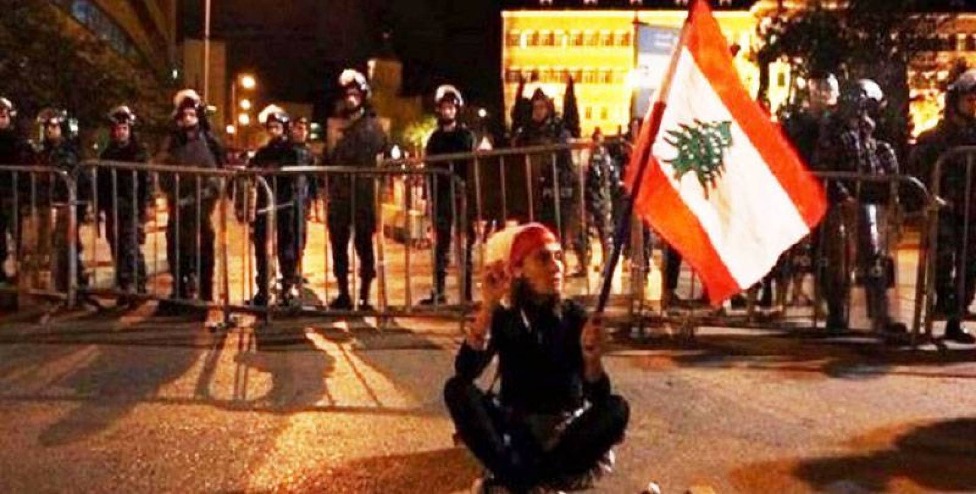 اللبنانيون يجوعون.. وحكومتهم تتخندق مع إيران   