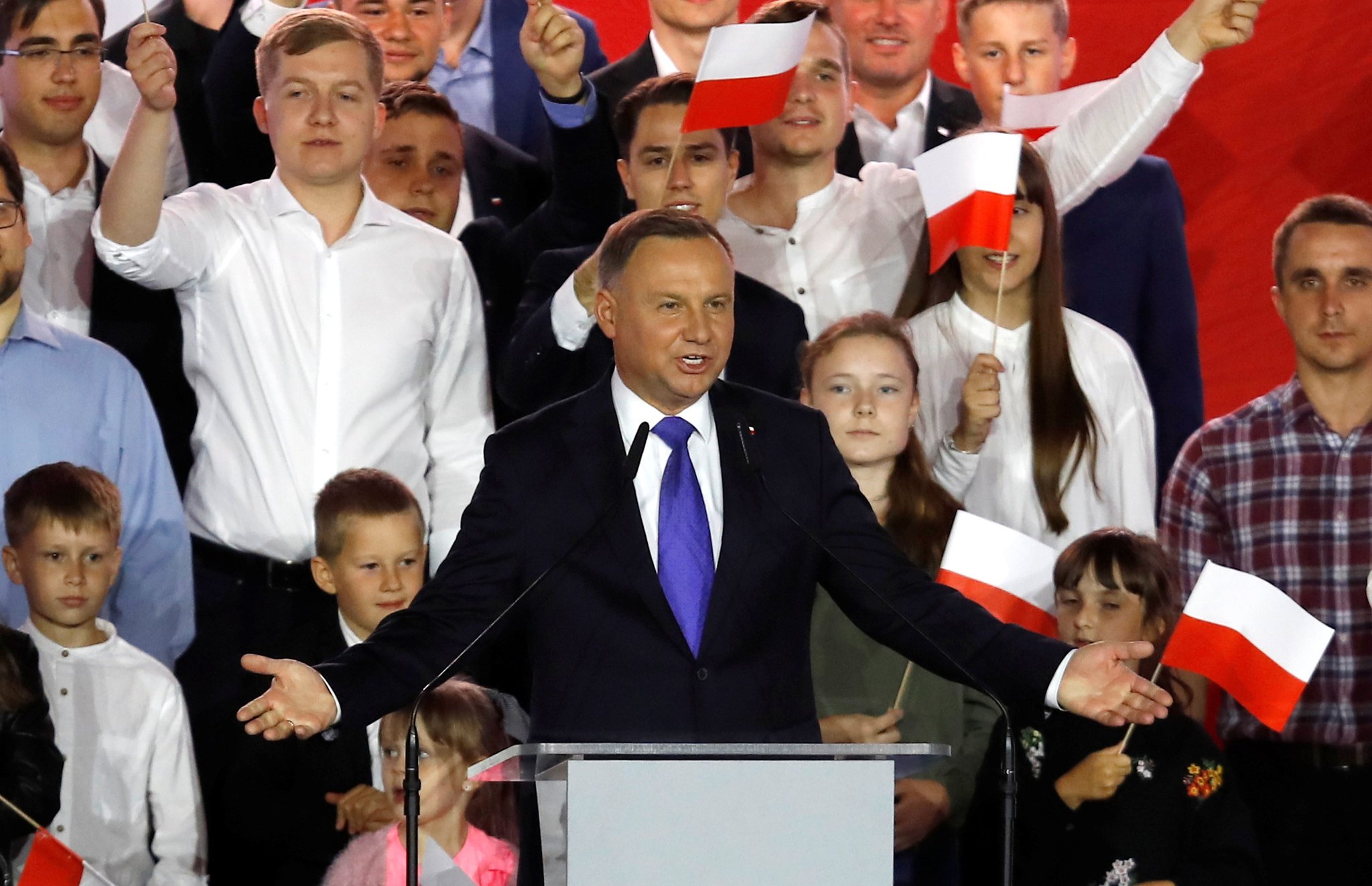 الرئيس البولندي يفوز بفارق ضئيل في الانتخابات الرئاسية