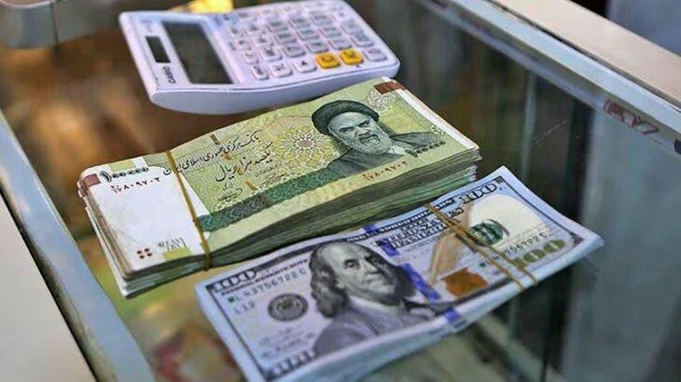 الريال الإيراني يهبط إلى أدنى مستوى له أمام الدولار
