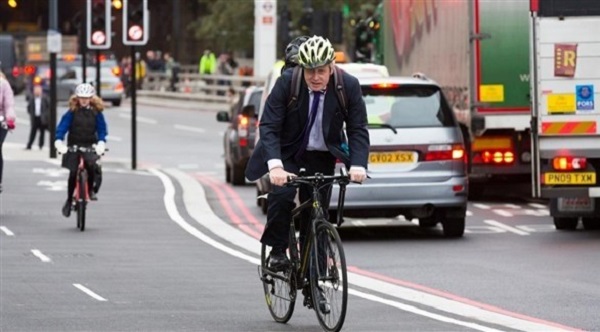 جونسون يحض البريطانيين على استخدام الدراجات الهوائية لمكافحة آثار العزل