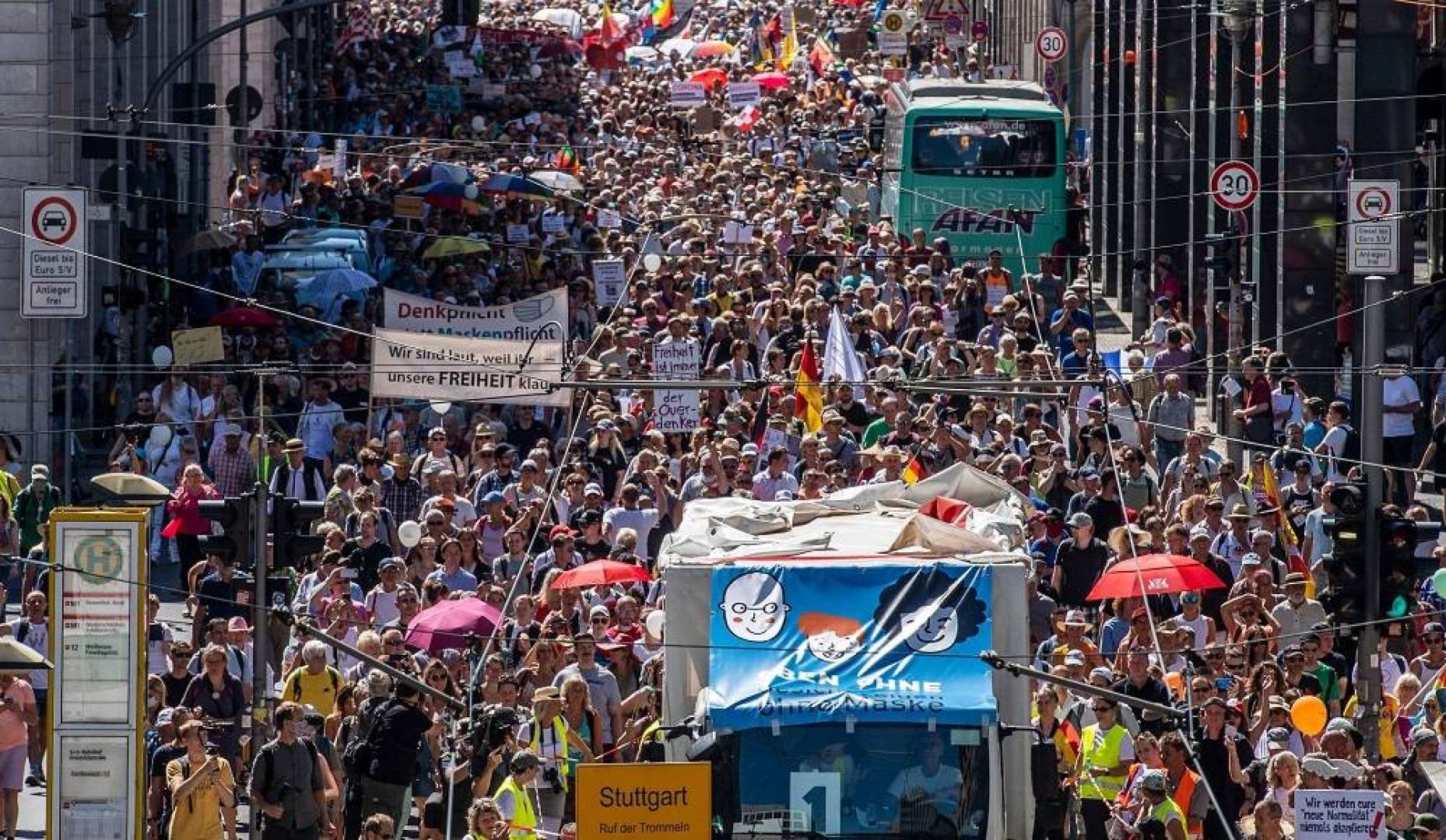 الآلاف يتظاهرون ضد تدابير مكافحة كورونا المستجدّ في برلين