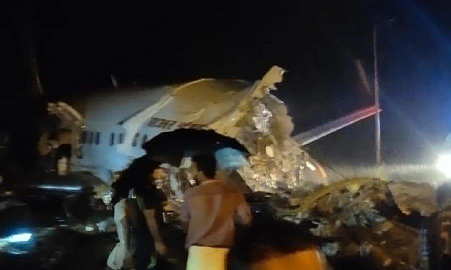 تحطم طائرة تابعة لـ «إير إنديا» بعد هبوطها بجنوب الهند ووفاة اثنين وإصابة العشرات