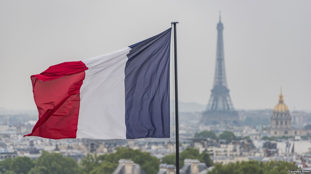 السفارة الفرنسية لدى البلاد تهنئ سمو الأمير في الذكرى السادسة لمنح سموه لقب « قائد العمل الإنساني »