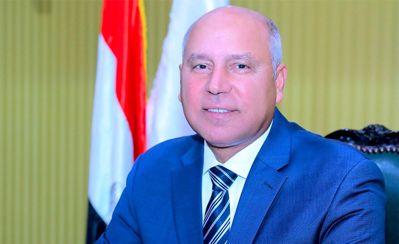 وزير مصري يعتذر لراكب قطار عن سوء المعاملة