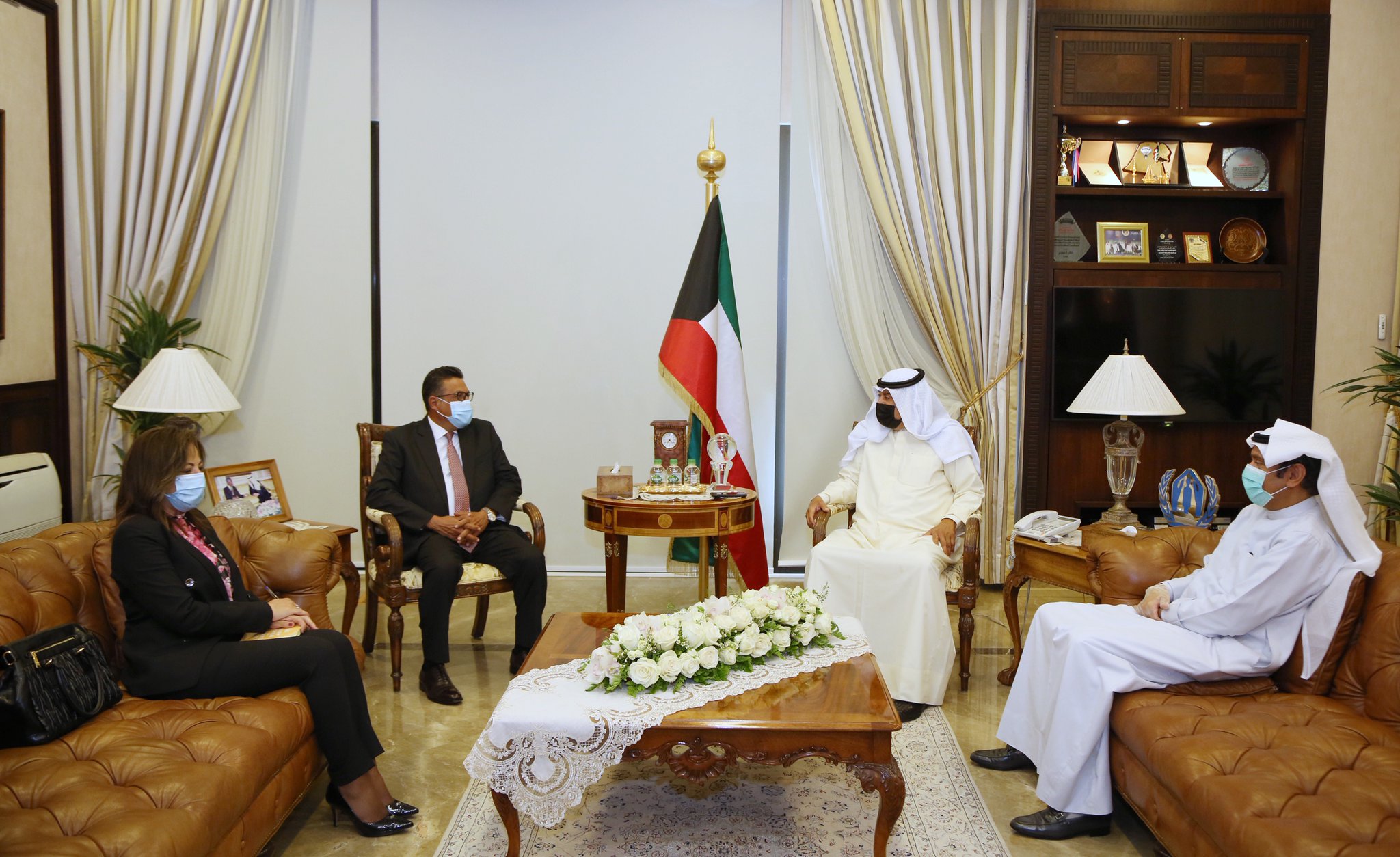 الجارالله يجتمع مع السفير المصري