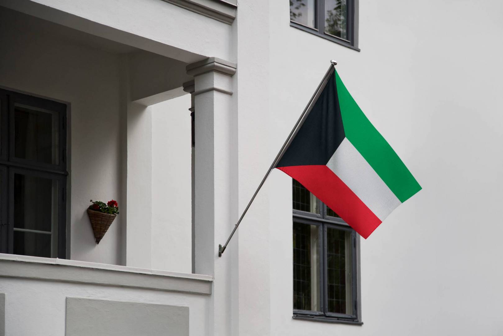سفارة الكويت بفرنسا تدعو المواطنين إلى التقيد بإجراءات حظر التجول