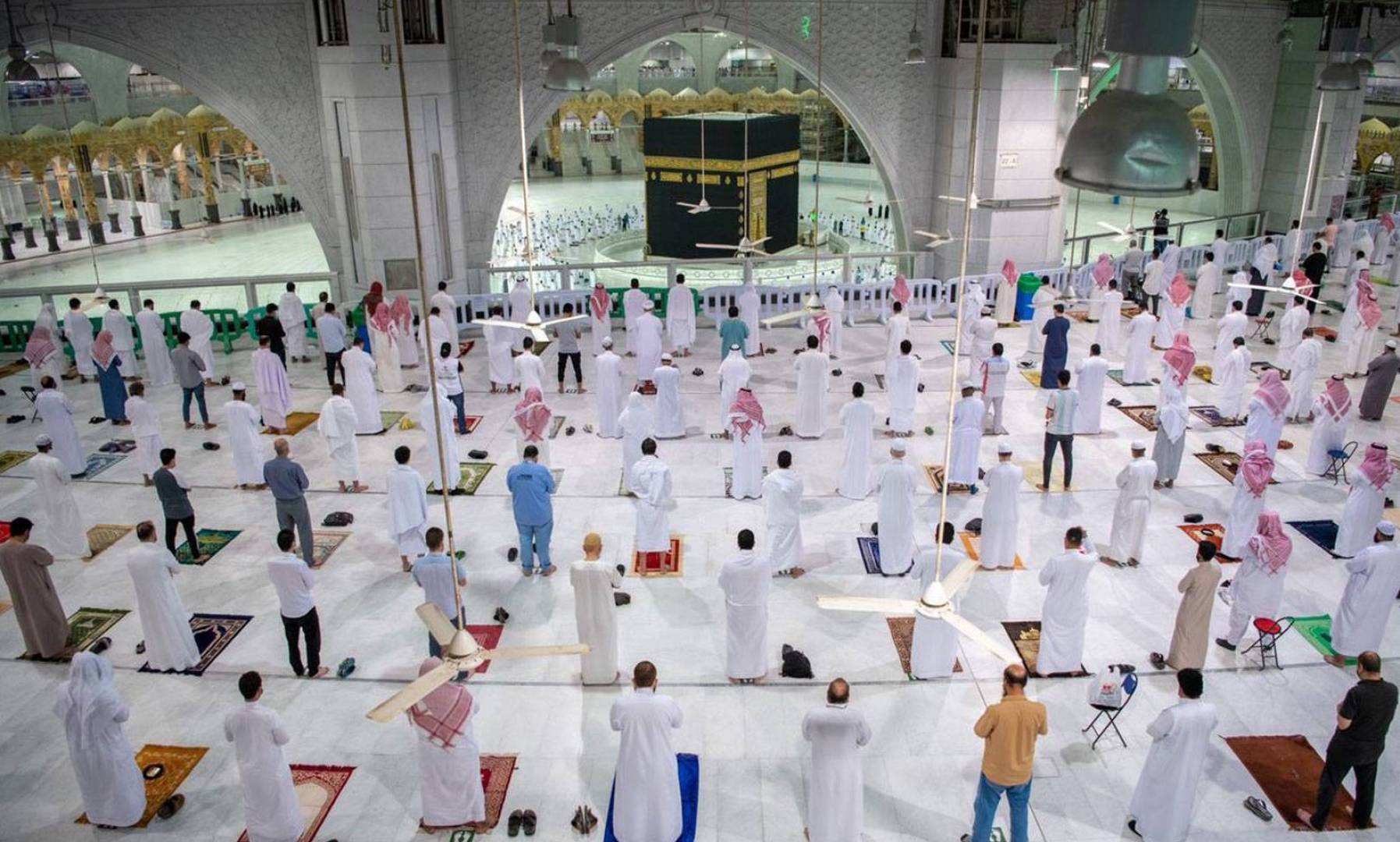 السعودية تسمح للمواطنين والمقيمين بالصلاة في المسجد الحرام  