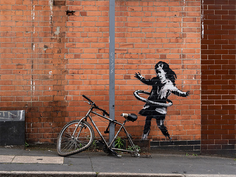 فنان الشارع البريطاني بانكسي يؤكد أنه صاحب لوحة فتاة الهولاهوب