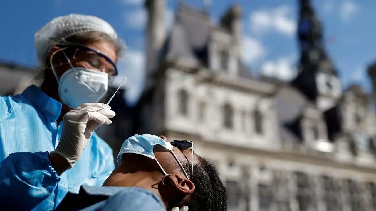 مسؤول طبي: فرنسا ربما تشهد 100 ألف إصابة جديدة بكورونا يومياً