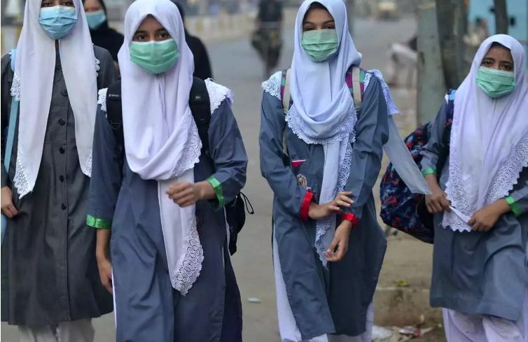 باكستان تغلق جميع مؤسساتها التعليمية لاحتواء «كورونا»