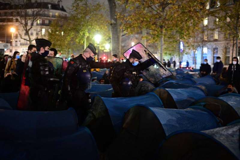 الشرطة الفرنسية تطلق الغاز المسيل لتفكيك مخيّم للمهاجرين وسط باريس