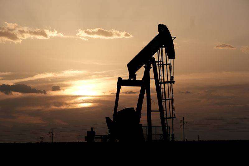 أسعار النفط تلامس أعلى مستوى في عدة أشهر في ظل توقعات بتثبيت «أوبك+» للإنتاج 