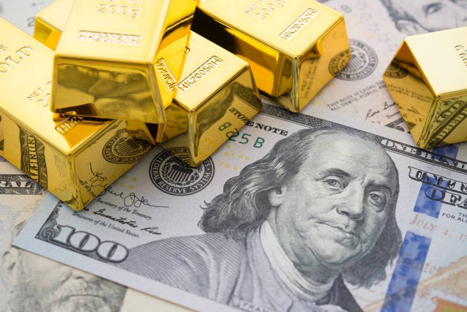 الذهب يهبط مع صعود الدولار وضغوط جراء ارتفاع عوائد سندات الخزانة